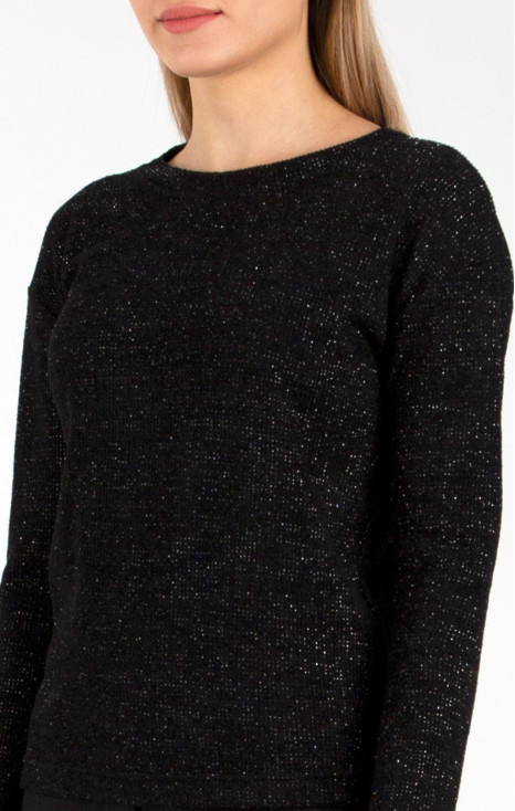 Loose silhouette sweater