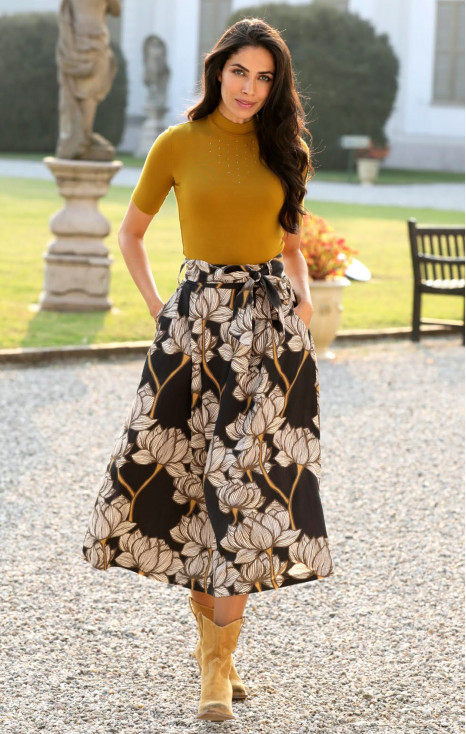 Elegant long skirt wit floral motive
