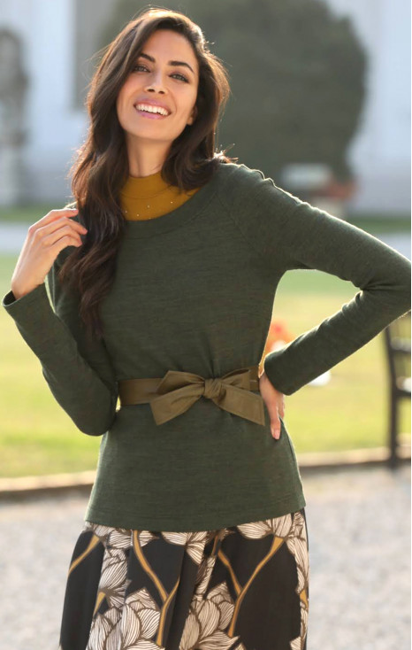 Stylish warm sweater with long sleeves in Greener Pastures color