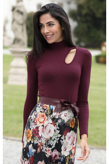 Attractive blouse with low polo collar and cut-out in Grape Wine color