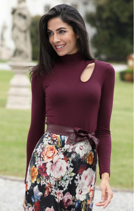 Attractive blouse with low polo collar and cut-out in Grape Wine color