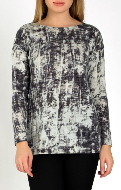 Loose silhouette blouse with abstract motive