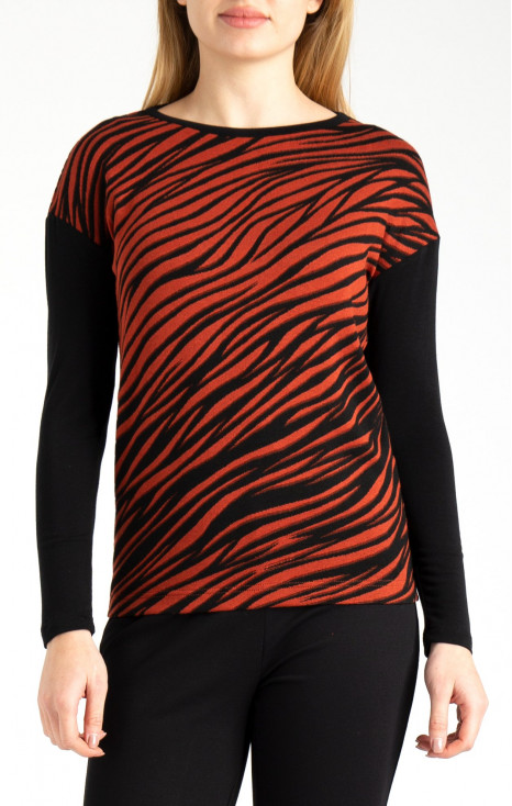 Loose silhouette top with animal print