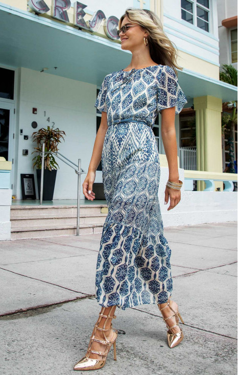 Flowing maxi dress with an eye-catching graphic print