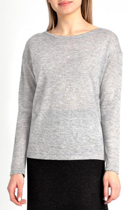 Loose silhouette sweater