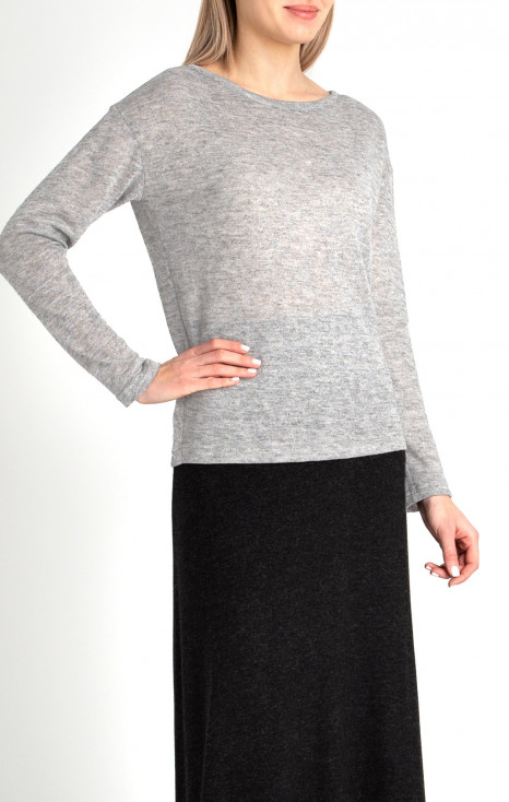 Loose silhouette sweater