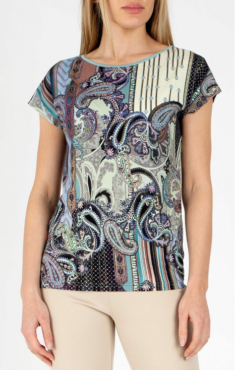 Loose silhouette top