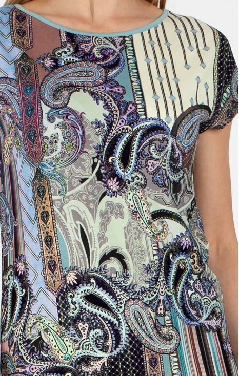 Loose silhouette top