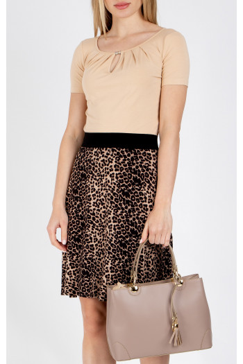 Stylish and practical medium leather bag in Powder colour [1]