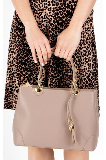 Stylish and practical medium leather bag in Powder colour
