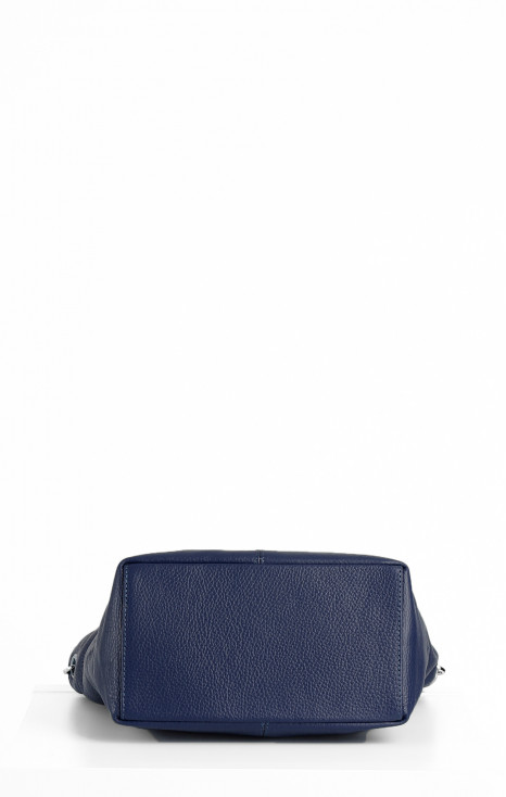 Stylish and practical medium leather bag