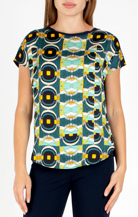 Elegant loose-fit blouse made of satin-finish viscose with a stylish graphic print