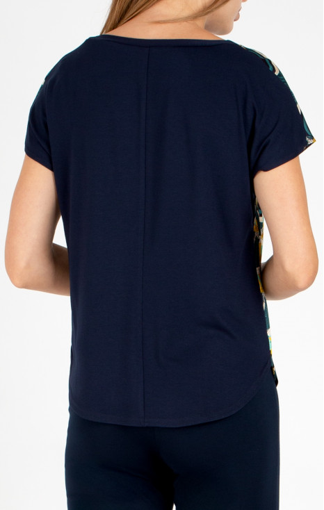 Elegant loose-fit blouse made of satin-finish viscose with a stylish graphic print