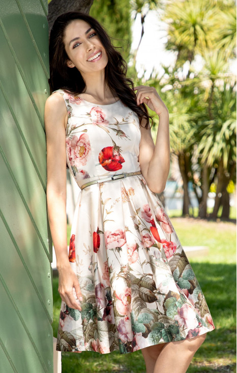 Feminine dress with a beautiful floral print