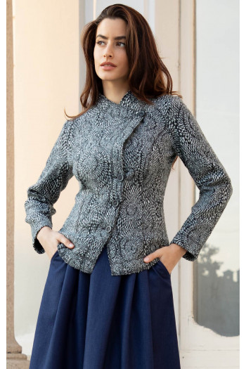 Spectacular jacket with asymmetric fastening in Black & White