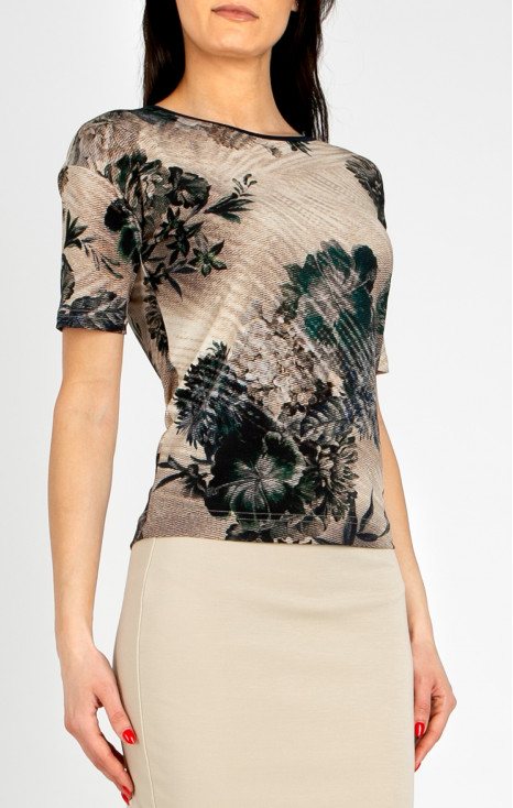 Loose-fit blouse in Beige with a dynamic floral print