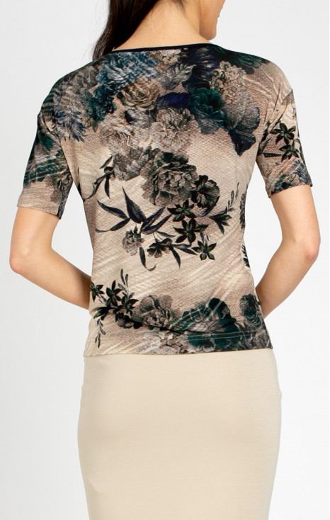 Loose-fit blouse in Beige with a dynamic floral print