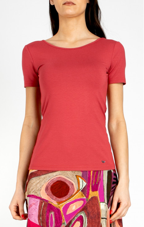 Fitted blouse in Cranberry with a metal logo