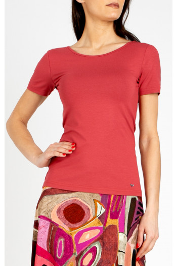 Fitted blouse in Cranberry with a metal logo