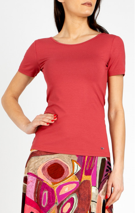 Fitted blouse in Cranberry with a metal logo