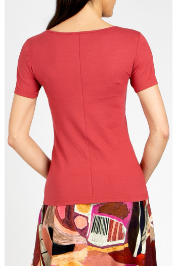 Fitted blouse in Cranberry with a metal logo [1]