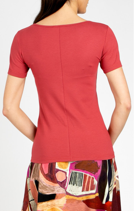 Fitted blouse in Cranberry with a metal logo