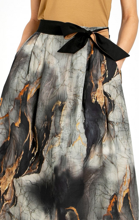 Elegant midi skirt with a floral print in ecru on a black base