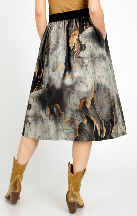 Elegant midi skirt with a floral print in ecru on a black base [1]