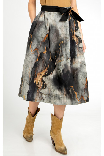 Elegant midi skirt with a floral print in ecru on a black base