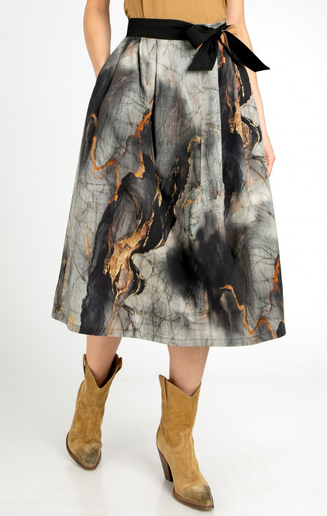 Elegant midi skirt with a floral print in ecru on a black base