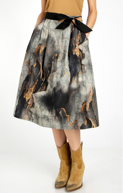 Elegant midi skirt with a floral print in ecru on a black base