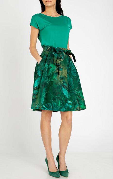 Flared cotton skirt with a tropical print in shades of green
