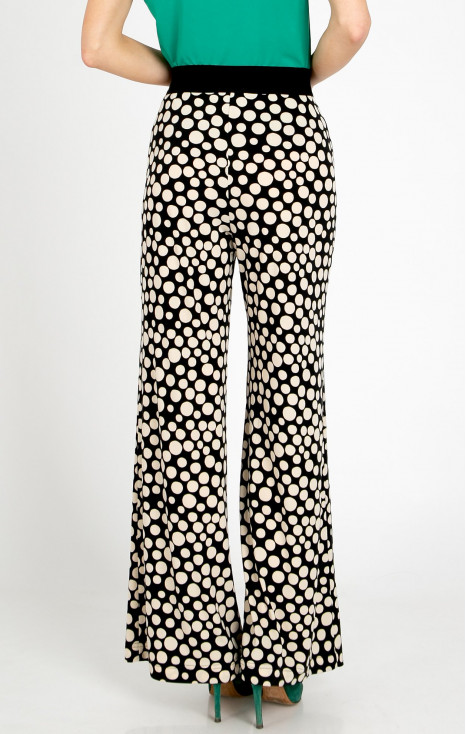 Trousers made of knit jersey fabric with a striking large polka dot print