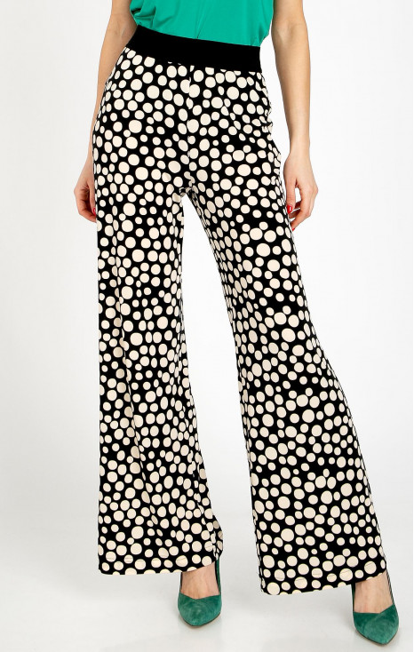 Trousers made of knit jersey fabric with a striking large polka dot print
