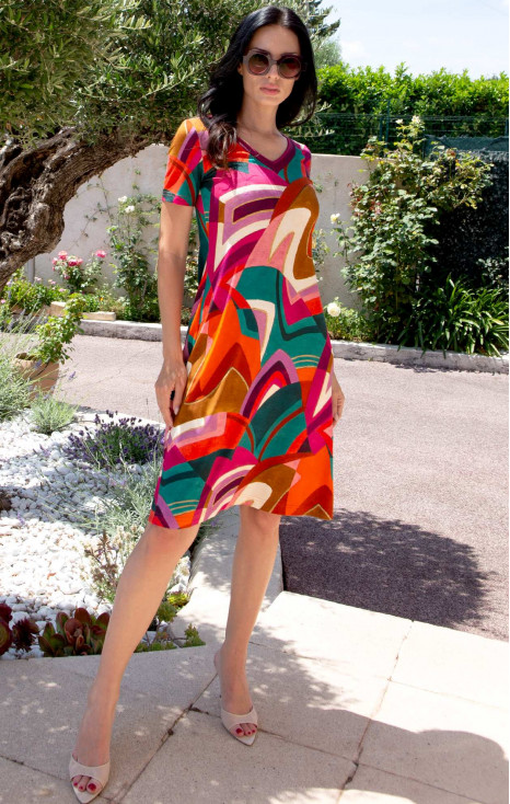 Comfortable summer dress in knit fabric with a dynamic graphic print in vibrant colors